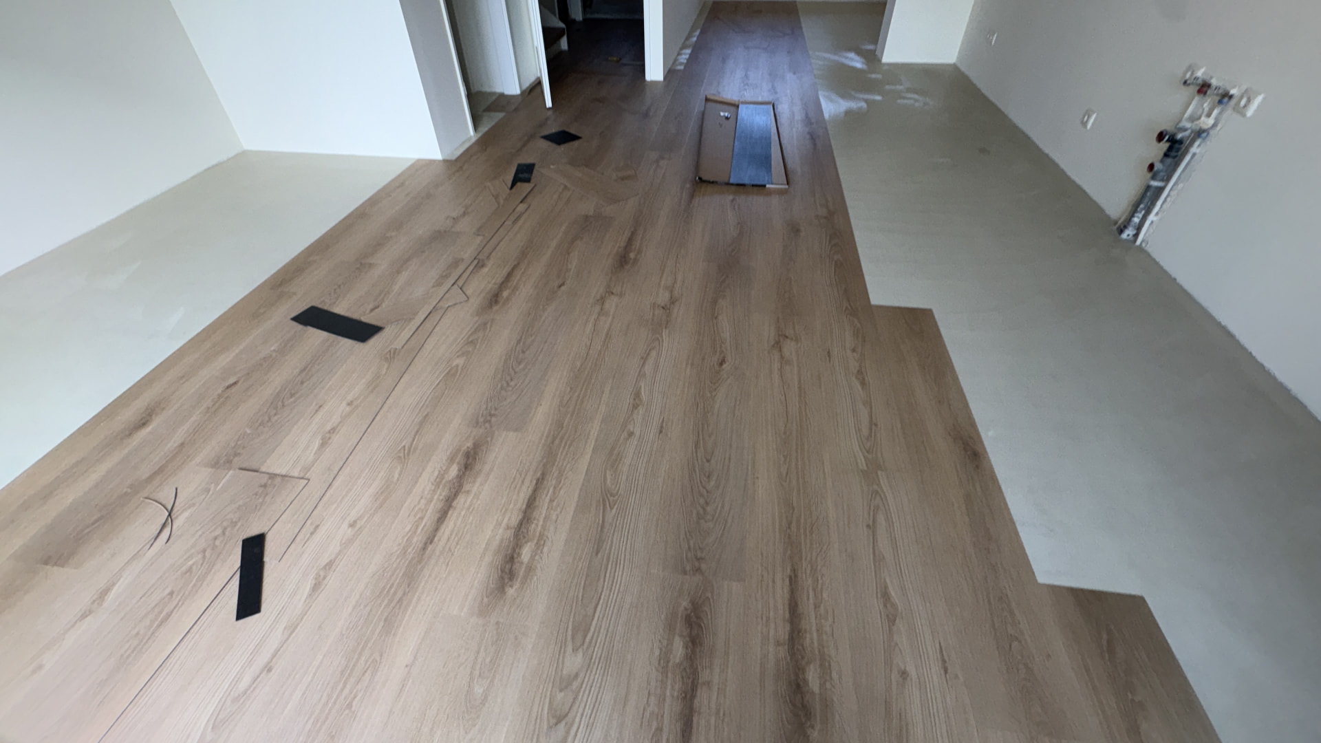 Brede PVC planken doorgelegd van kamer naar hal