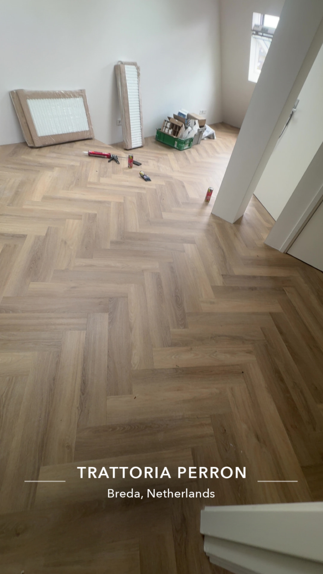 Visgraat PVC vloer in een woonruimte